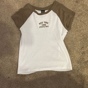This cute white and brown New York shirt from Vibe N’ is in excellent condition.